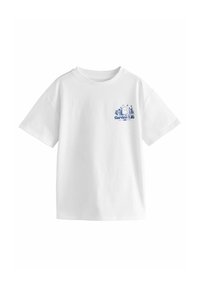 Vit bomulls t-shirt med korta ärmar, med en blå grafisk tryck av trädgårdselement och texten "Garden Life" på vänstra bröstområdet.