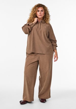 Chemise en velours côtelé marron avec un col et une patte de boutonnage, associée à un pantalon large assorti. Présente un tissu texturé et une coupe décontractée.