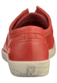 Rote Leder-Slippers mit abgerundeter Spitze, leichten Nähakzenten und einer strukturierten weißen Gummisohle mit einem Logodetail.