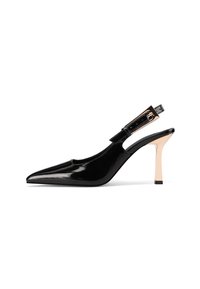 Scarpa slingback in vernice nera con punta affusolata, tacco alto e cinturino regolabile con dettaglio di fibbia metallica. Texture liscia.