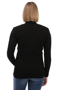 Schwarz gestrickter Pullover mit einem Kabelstrickmuster, gerippten Bündchen und Saum, in taillierter Passform und mit hohem Kragen.