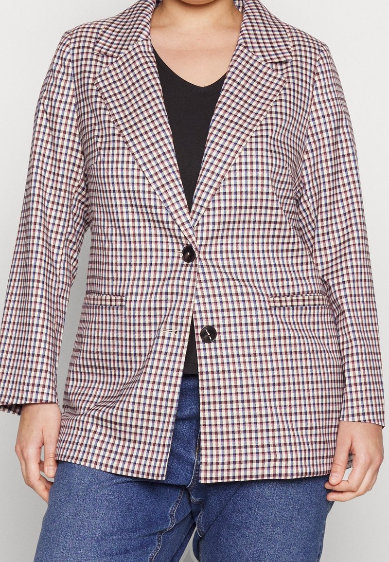 Rutig kavaj i röd, blå och vit, med en notch krage, två framfickor och en enkel knappstängning. Tillverkad av en bomullsblandning.