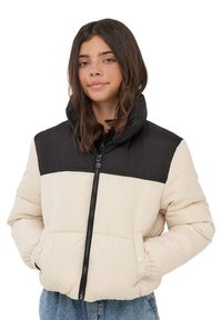 Kurtka puchowa z czarną górną częścią i kremową dolną częścią, z zamkiem błyskawicznym z przodu, wysokim kołnierzem i kieszeniami bocznymi. Miękka faktura.