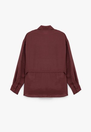 Bordeaux, langetermijnshirt met een kraag en knopenmanchetten. Heeft een relaxed fit en een subtiele textuur. Achterkant met een yoke-detail.