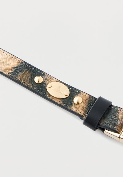 Δερμάτινο λουράκι με πράσινο, υφασμάτινο φινίρισμα, με χρυσά καρφιά και οβάλ διακοσμητικό εξάρτημα. Μαύρο κούμπωμα με πόρπη σε ένα άκρο.