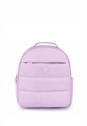 Zaino color lilla con maniglia superiore, tasca frontale con zip, logo a scudo e pannello frontale imbottito su sfondo bianco.