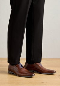 Elegantné šnurovačky - cognac