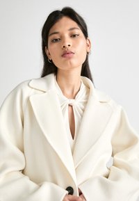 Marc Cain Manteau classique - bright ecru