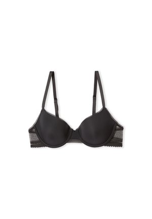 Soutien-gorge noir à armatures avec bretelles réglables et côtés en dentelle résille sur fond blanc.