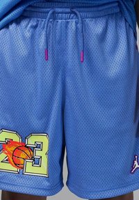 Shorts da basket in rete blu con vita elastica, lacci viola, grande numero "23" con grafica di un pallone da basket e un piccolo logo in evidenza.