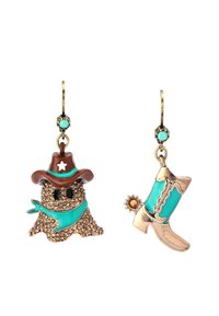 Cowboy-tema örhängen med en brun hatt och turkosa accenter. En har en spöke med en scarf; den andra är en turkos stövel.