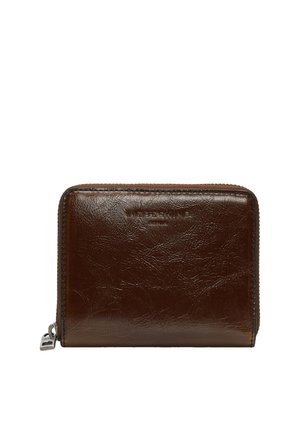 Portefeuille en cuir marron avec fermeture éclair visible et marquage en relief sur le devant, présenté fermé sur fond blanc.