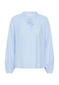 Lichtblauwe blouse met lange mouwen, een geplooide halslijn, trekkoordsluiting en geborduurde oogjes op de mouwen. Glad stoftextuur.