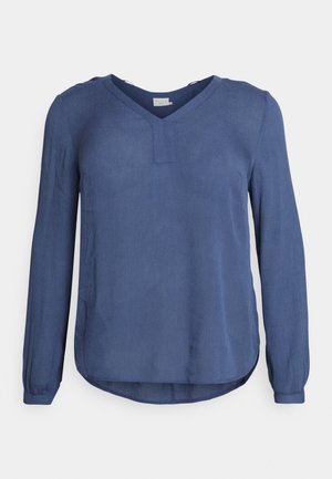 Bluză albastră cu mâneci lungi, decolteu în V și un model texturat subtil, având un tiv curbat și manșete plisate. Material ușor.