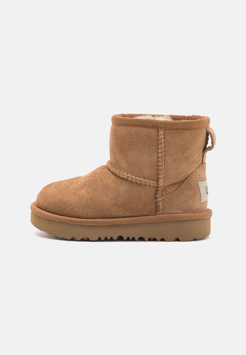 Braune Wildleder-Stiefelette mit einem weichen Innenfutter, gesteppten Details und einer Gummisohle. Mit einer Zuglasche für einfaches Anziehen.