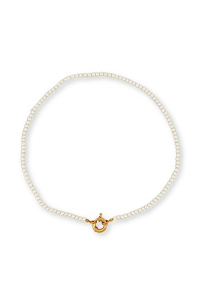 Pieniä valkoisia helmiä ketjuna, kullattu toggle-lukko, aseteltu pyöreään muotoon valkoisella taustalla.