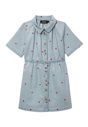 Robe courte en denim bleu clair à manches courtes, avec col, boutons sur le devant, taille élastique et petits motifs de cœurs rouges éparpillés partout.