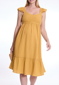 Senfgelbes Kleid aus strukturiertem Material, mit rüschierten Ärmeln, einem taillierten Oberteil und einem ausgestellten, gestuften Saum.