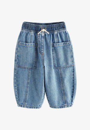 Shorts en denim avec une taille élastique, de couleur bleu clair, deux grandes poches avant et une coupe décontractée. Texture lisse et design casual.