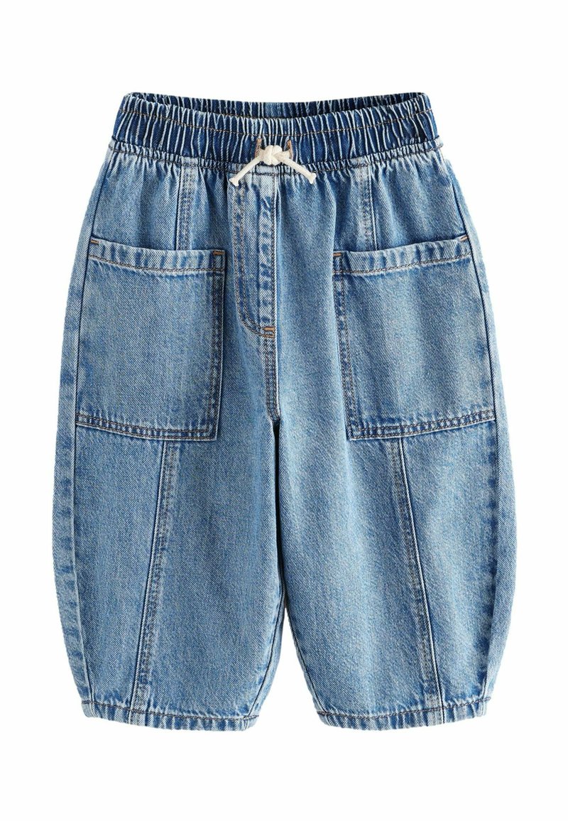 Shorts en denim avec une taille élastique, de couleur bleu clair, deux grandes poches avant et une coupe décontractée. Texture lisse et design casual.
