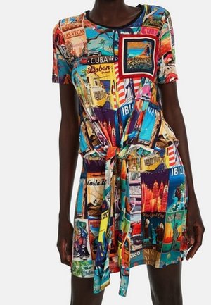 Kolorowa sukienka z krótkim rękawem z nadrukami plakatów podróżniczych, z przodem wiązanym na supeł oraz scenami z miast takich jak Kuba, Ibiza i Las Vegas.