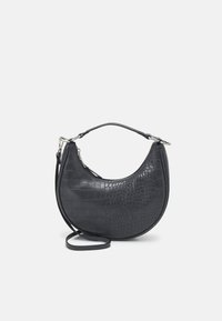 Sort læder håndtaske med krokodilletekstur, buet form, øverste håndtag og aftagelig skulderrem. Metal lynlåsdétail øverst.