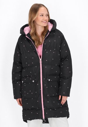 Schwarze Daunenjacke mit pinkem Reißverschluss und Kapuze, verziert mit kleinen Blumenmustern und zwei frontalen Taschen mit herzförmigen Knöpfen.