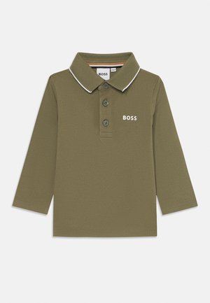 Långärmad polo i olivgrön, med krage, tre knappar och kontrasterande vita detaljer med "BOSS"-logotyp. Strukturerad tyg.