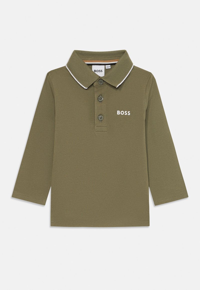 Polo de manga longa em verde oliva, com colarinho, três botões e detalhes brancos em contraste com o logótipo "BOSS". Tecido texturizado.