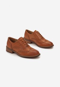 Brogues en cuir marron avec perforations décoratives, enfilage à lacets et un petit talon empilé. Fini lisse et forme classique.