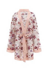 Doorzichtig bloemenrobe met roze satijnen afwerking en een strik in de taille. Paarse en rode bloemen met ingewikkelde patronen op een lichte achtergrond.