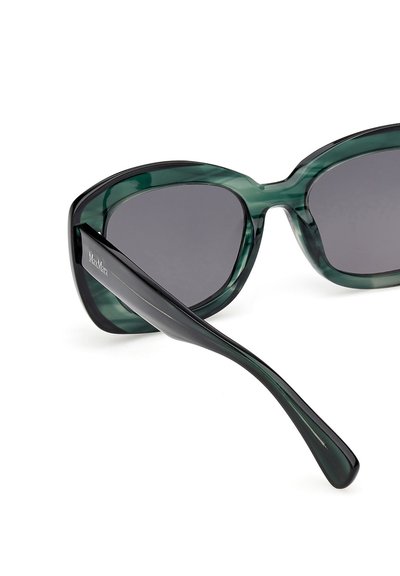 Zielone marmurkowe, duże okulary przeciwsłoneczne z ciemnymi soczewkami i eleganckim czarnym ramieniem. Charakteryzują się wyjątkowym, kanciastym projektem oprawek.