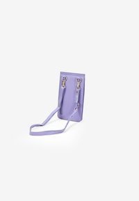 Funda de teléfono de cuero morado con forma rectangular delgada, herrajes dorados y correa ajustable. Presenta un bolsillo con cremallera en la parte posterior.