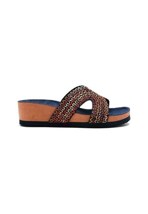 Sandale à plateforme avec une sangle tissée noire et des accents multicolores, une tige en suède marron et un pied en bleu. Semelle texturée pour une meilleure adhérence.