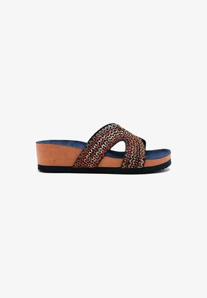Sandal de plataforma con una tira trenzada negra con acentos multicolores, parte superior de ante marrón y plantilla azul. Suela texturizada para un mejor agarre.