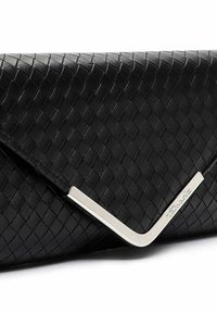 Clutch bag nera intrecciata con superficie testurizzata, dotata di un accentuazione hardware a forma di V in argento e di una chiusura a pattina.