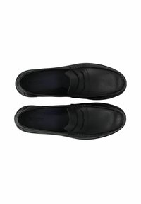 Mocassins en cuir noir avec une finition texturée, dotés d'un surpiqûre sur le contour et d'un détail découpé sur la tige. Doublure intérieure douce.