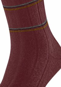 Rot-burgunderfarbene Socken aus strukturiertem Stoff, mit horizontalen Streifen in Grau, Dunkelrot und Olivgrün im oberen Bereich.