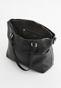 Sorte læder tote bag med en tekstureret overflade, guld lynlås og dobbelte straps. Indvendigt har den en lynlåslomme og åbent rum.