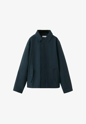 Dunkel marineblaue Jacke mit langen Ärmeln, einem Kragen und zwei aufgesetzten Taschen mit Knöpfen vorne, auf weißem Hintergrund dargestellt.