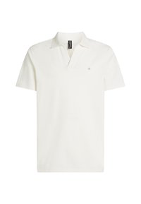 Camisa polo blanca de algodón con cuello clásico y mangas cortas. Presenta un pequeño logotipo bordado en el lado izquierdo del pecho.