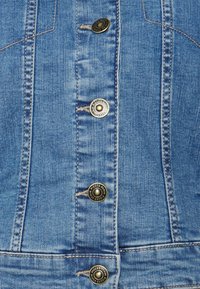 Jeansjacka med ljusblå tvätt, som har sex metallknappar, kontrasterande sömmar och en klassisk knäppdesign. Slät textur och figursydd form.