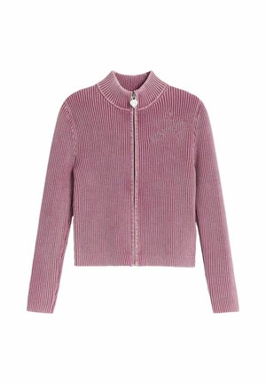 Lyserød ribstrikket lynlås-sweater med lange ærmer og et lille broderet motiv nær venstre skulder.