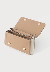Borsa a tracolla marrone e crema in ecopelle testurizzata, dotata di due scomparti, accessori in oro e chiusura a scatto.
