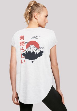 Weißes Kurzarm-T-Shirt mit einem Grafikmotiv des Mount Fuji, roter Sonne, Wolken und japanischem Text auf der Rückseite. Weicher Stoff, lässige Passform.