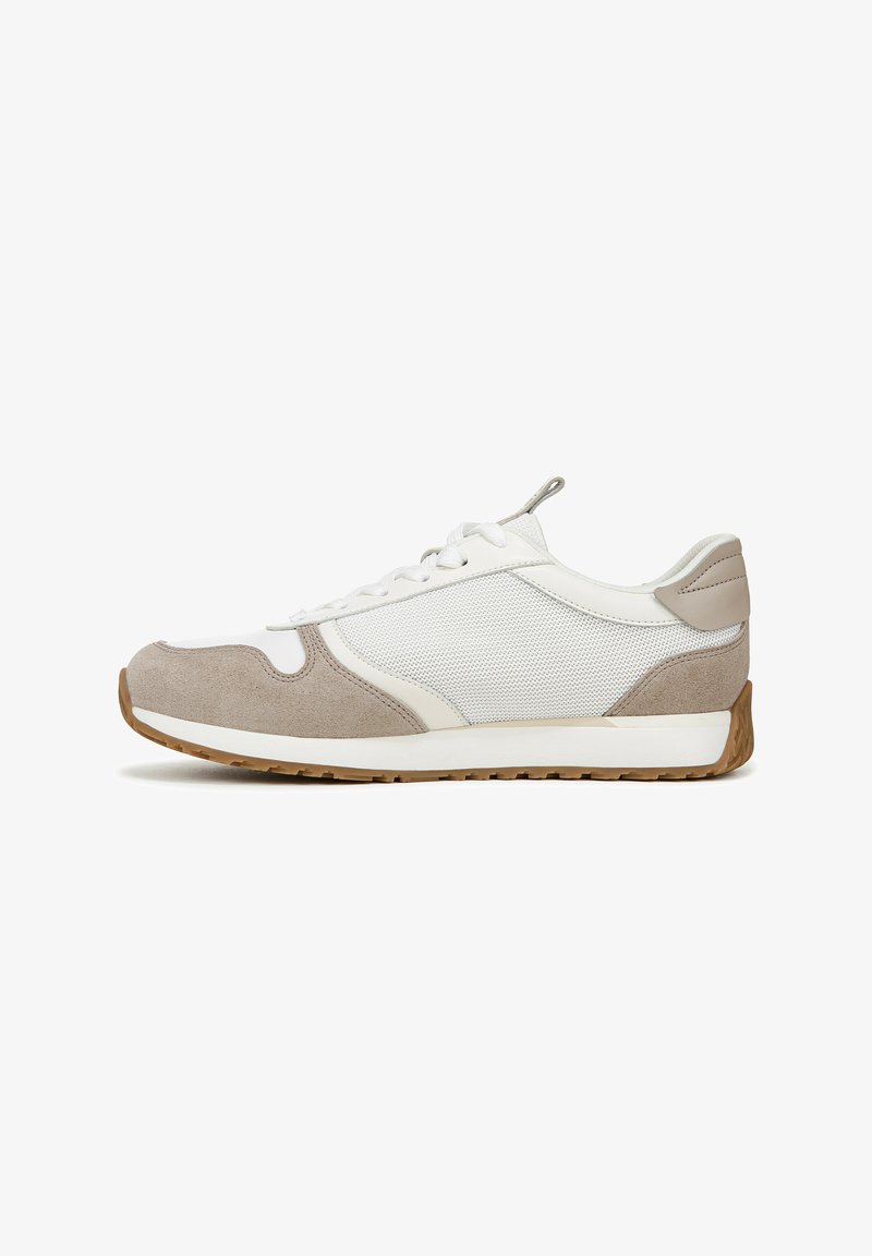 Leichter Sneaker mit einem weißen Mesh-Obermaterial, beigen Wildlederdetails und einer Gummisohle mit strukturiertem Grip. Die Schnürsenkel verlaufen durch verstärkte Ösen.