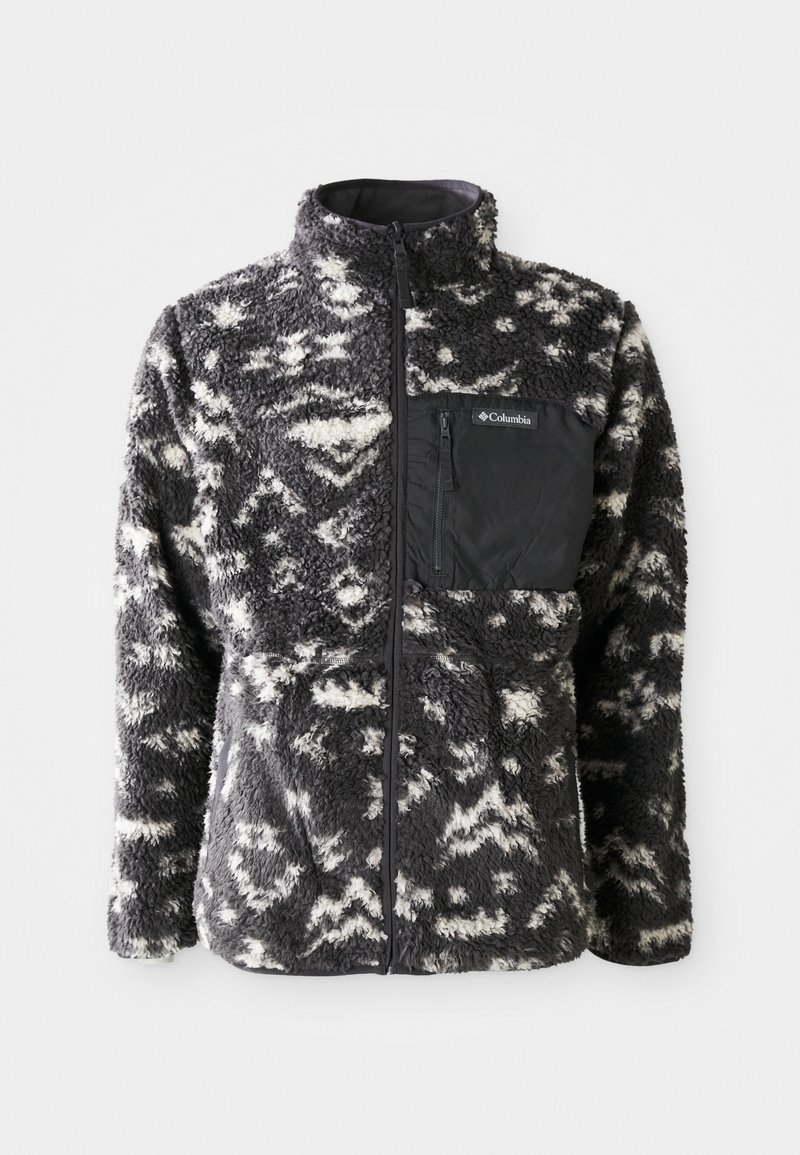 Fleece-Jacke mit einem schwarz-weißen abstrakten Muster, hohem Kragen, durchgehendem Reißverschluss und einer Brusttasche aus schwarzem Stoff.