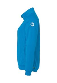 Lysblå zip-up jakke lavet af glat, strækbart stof. Har en stående krave, sidelommer og et logo på venstre ærme.