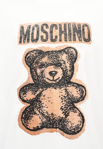Κείμενο "MOSCHINO" πάνω από μια υφασμάτινη εικόνα αρκουδάκι σε μαύρο και καφέ σε λευκό φόντο, που μοιάζει με εφέ τσαλακωμένου χαρτιού.