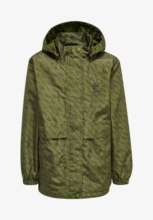 Grüne wasserdichte Jacke mit Camouflage-Muster, ausgestattet mit einer Kapuze, elastischen Bündchen, zwei Fronttaschen und einem Logo auf der Brust.